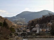 06 Vista da Zogno-Brembo-Ponte Vechio sul Costone (cima a dx)  via Stalle Foldone